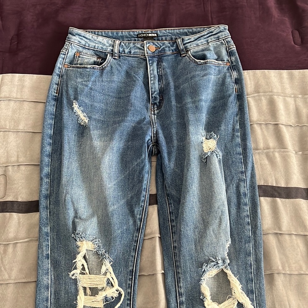 Fashion Nova destroyed straight leg size 11/31